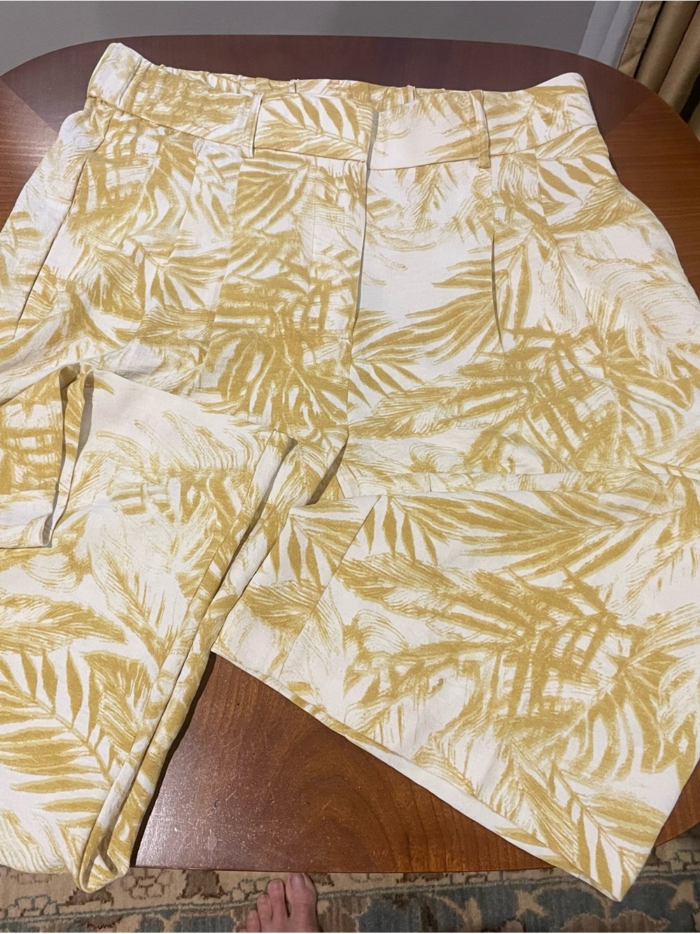 Women’s Yellow Leaf-Print Flowy Cropped Pant with Pockets